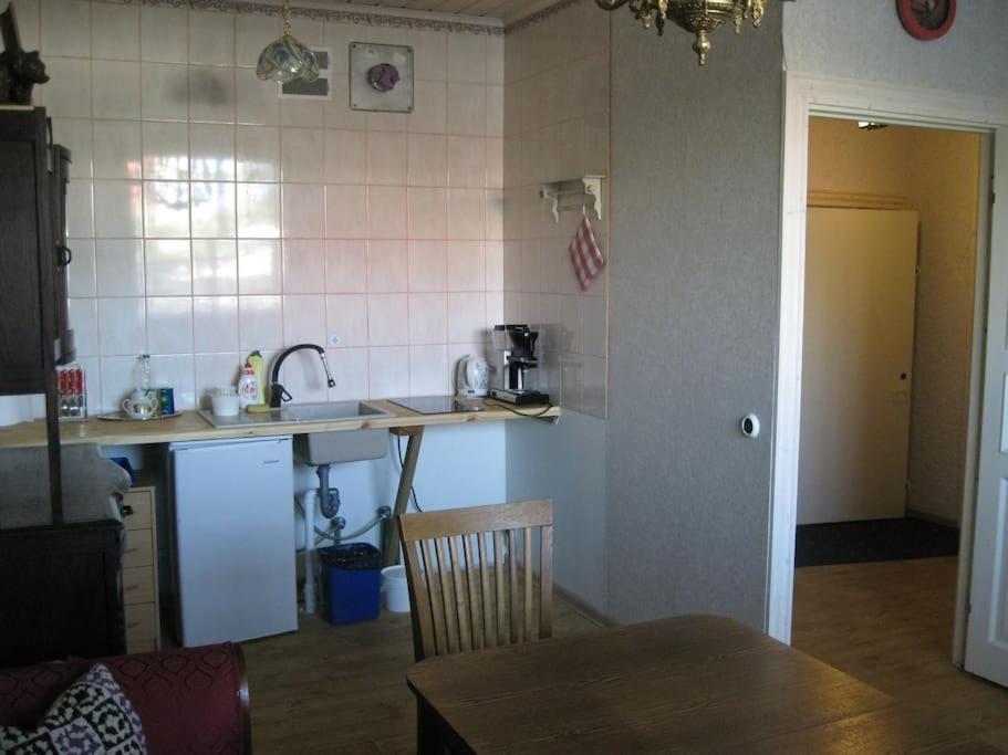 Private In Tallin, Pelguranna A Tallinn